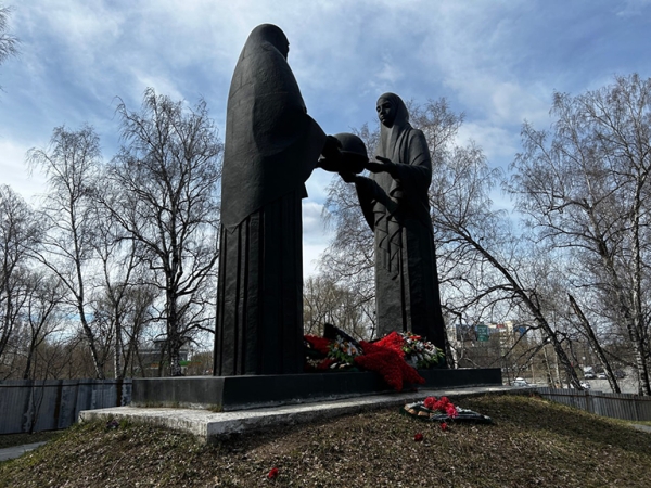 Заброшенная память: Мемориал в Челябинске встретит День Победы в неприглядном виде Заброшенная память: Мемориал в Челябинске встретит День Победы в неприглядном виде
